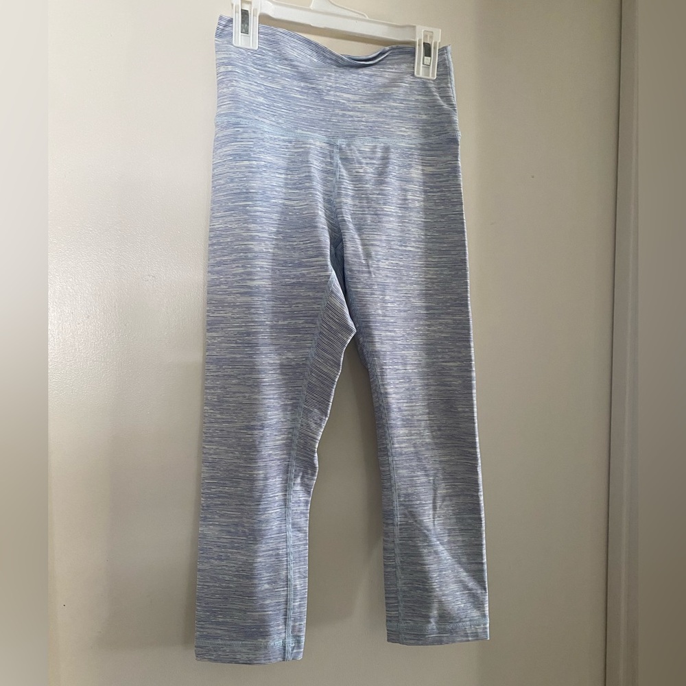 EUC Lululemon crops size 6 23”